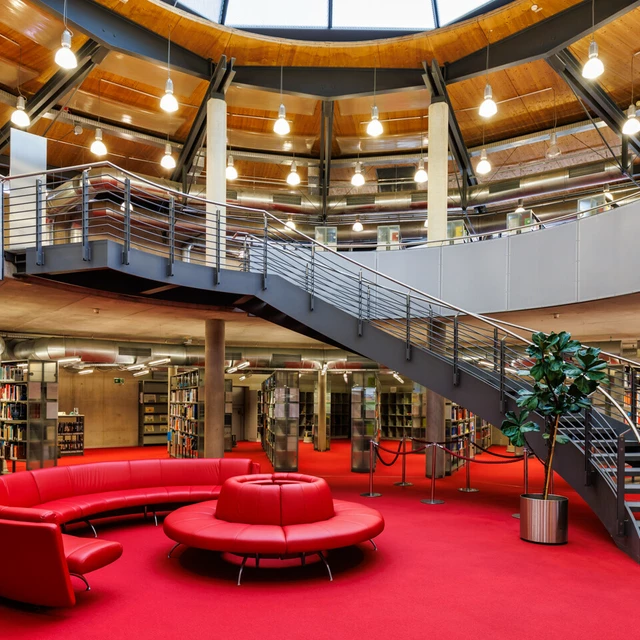 Innenansicht der Hauptbibliothek Seybothstraße im Untergeschoss.