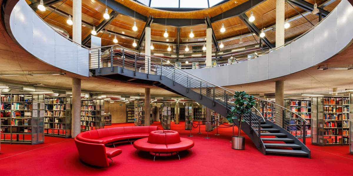 Innenansicht der Hauptbibliothek Seybothstraße im Untergeschoss.