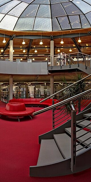 Untergeschoss mit Treppe und Sofa der Hauptbibliothek Seybothstraße