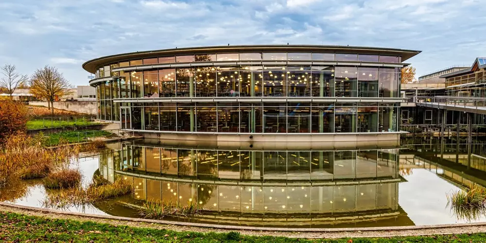 Außenansicht der Hauptbibliothek Seybothstraße mit See