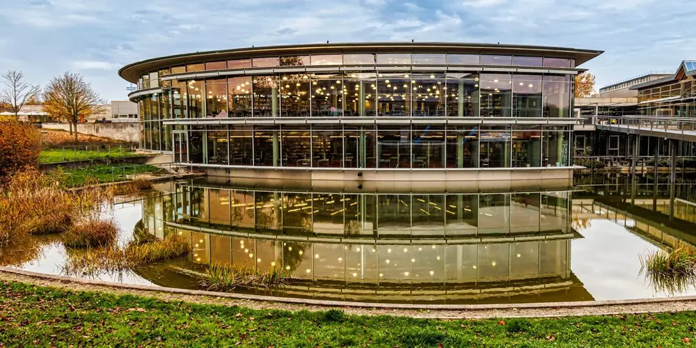 Außenansicht der Hauptbibliothek Seybothstraße mit See