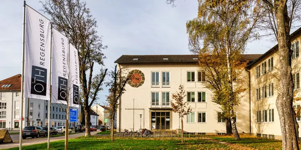 Außenansicht der OTH Regensburg in der Prüfeninger Straße