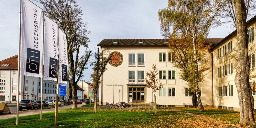 Außenansicht der OTH Regensburg in der Prüfeninger Straße