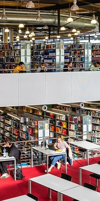 Lesesaal der Hauptbibliothek Seybothstraße